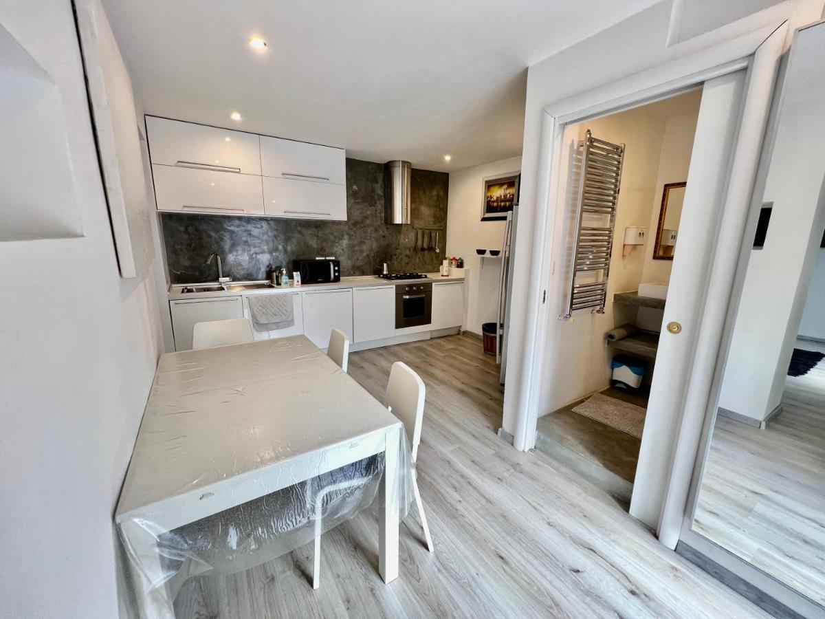 Abstract House Design Home In Center Of トリノ エクステリア 写真