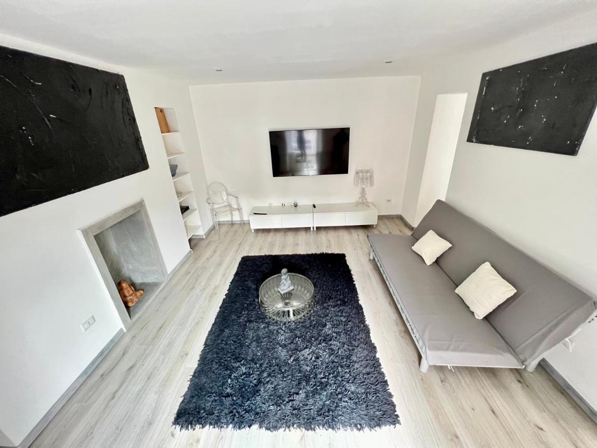 Abstract House Design Home In Center Of トリノ エクステリア 写真